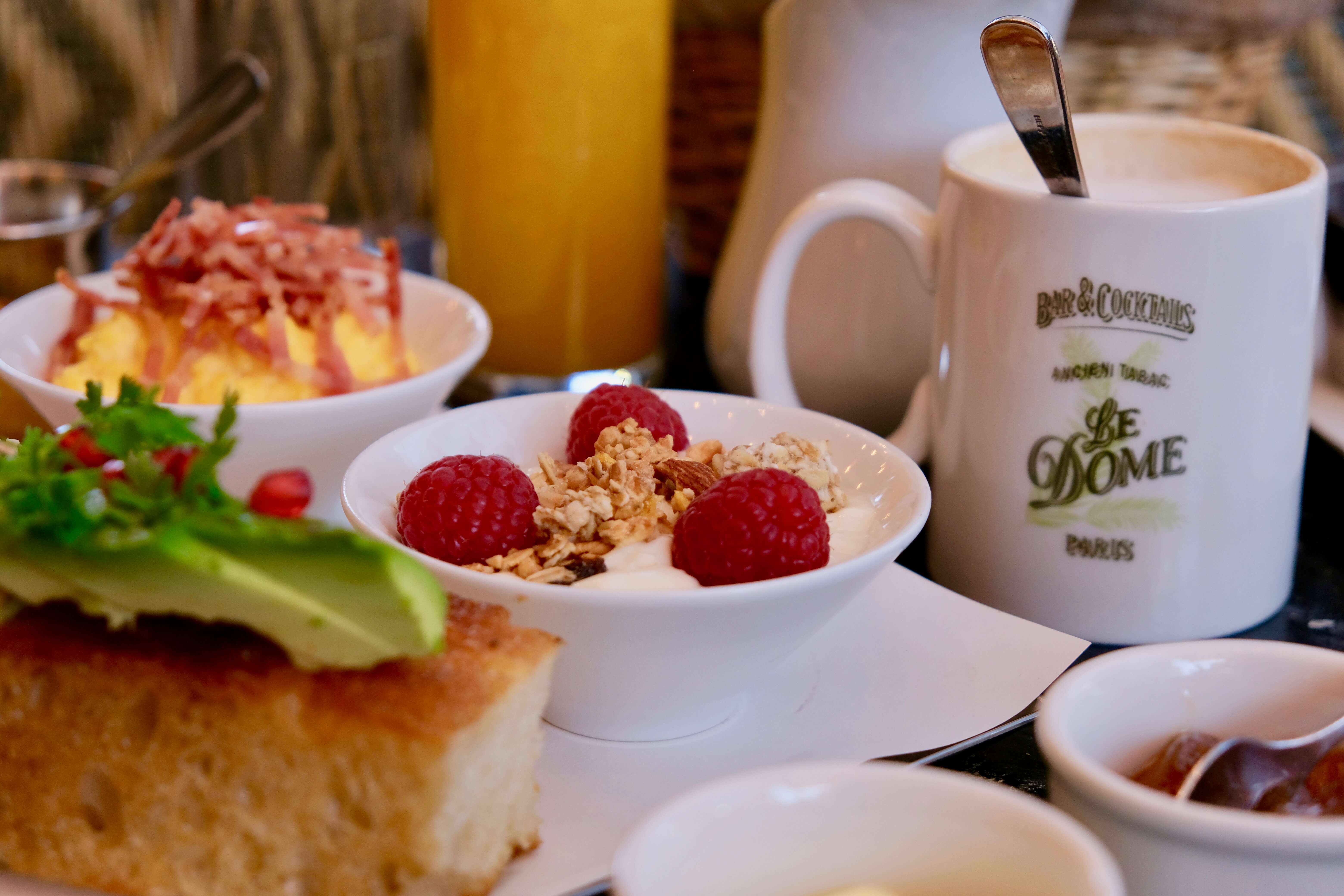 Brunch complet avec croissants, baguettes fraîches, granola et jus d'orange au Dôme de Villiers Paris